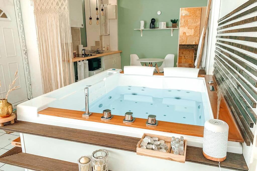 شقة بوردو  في Nuit D'Exception - Loft Avec Jacuzzi المظهر الخارجي الصورة