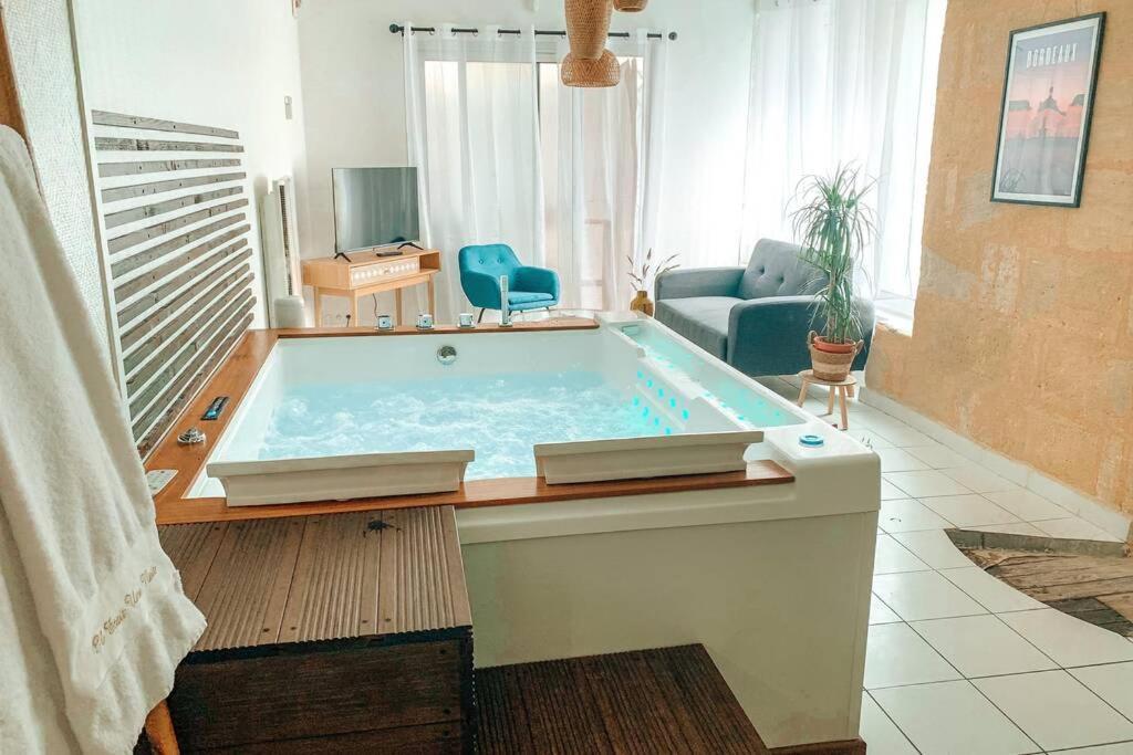 شقة بوردو  في Nuit D'Exception - Loft Avec Jacuzzi المظهر الخارجي الصورة